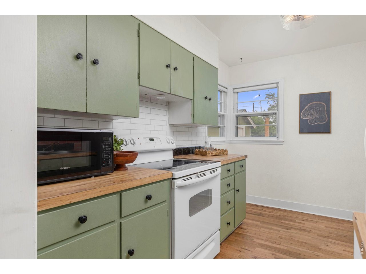 2443 Mountain View Dr