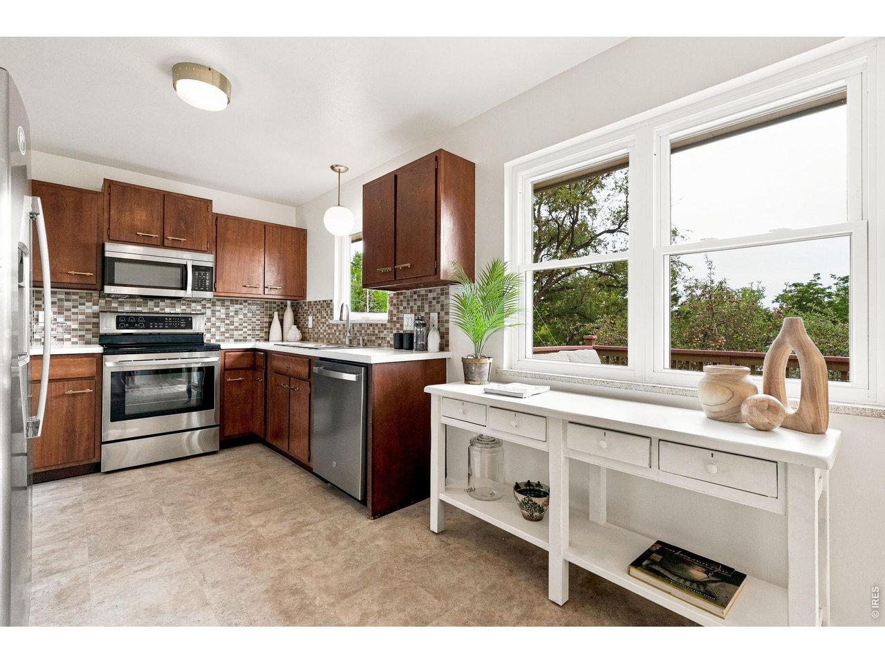 2295 Hillsdale Cir