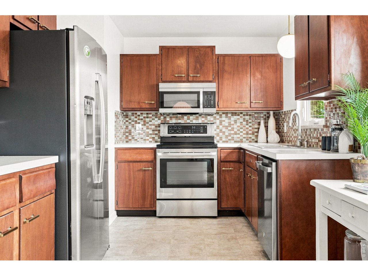 2295 Hillsdale Cir
