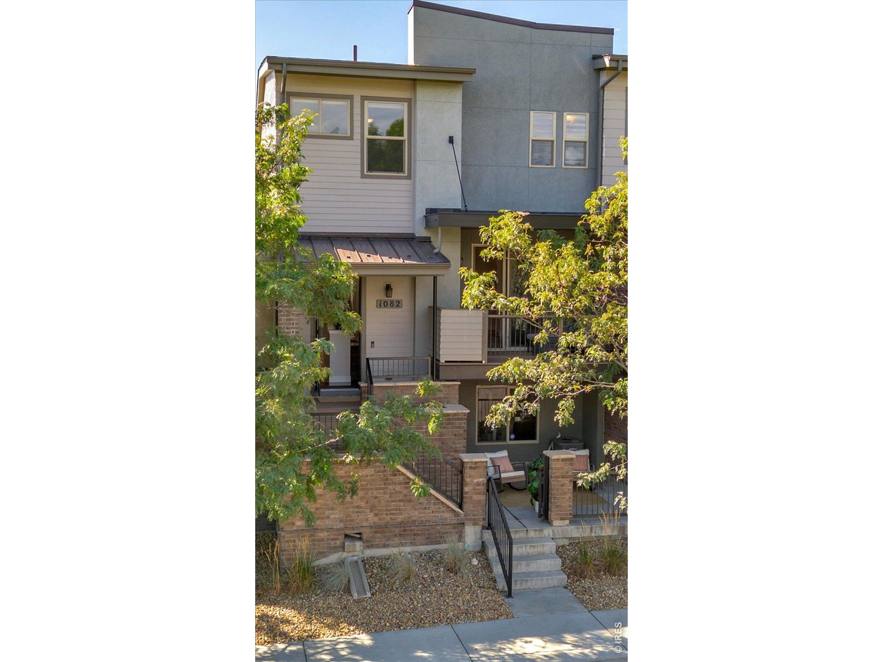 1082 Griffith St