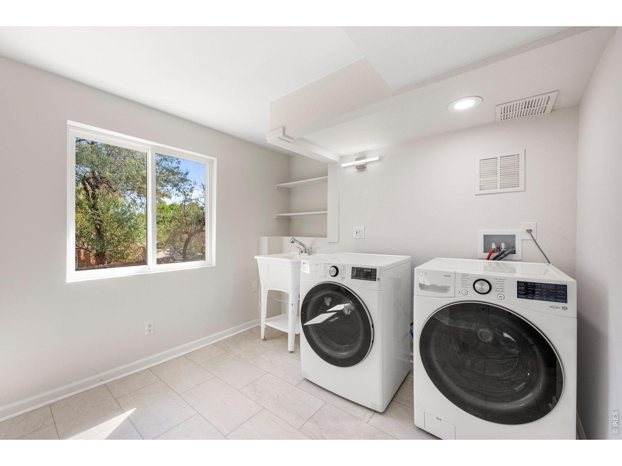 155 W Cedar Way