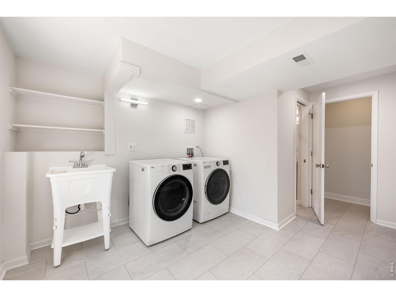 155 W Cedar Way