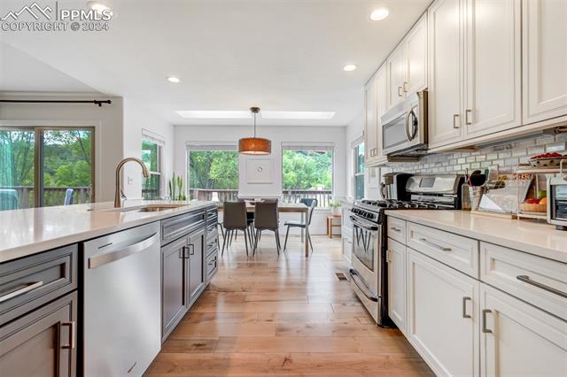 1825 Parkview Boulevard