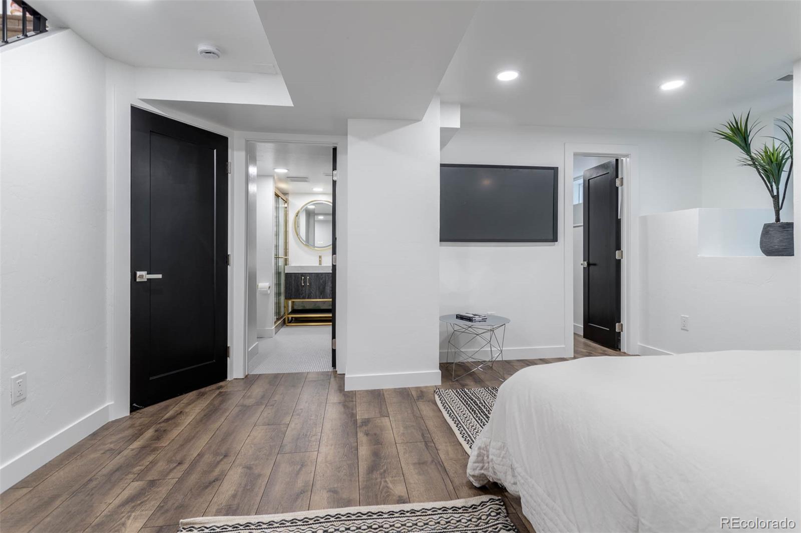 2031 W 37th Avenue