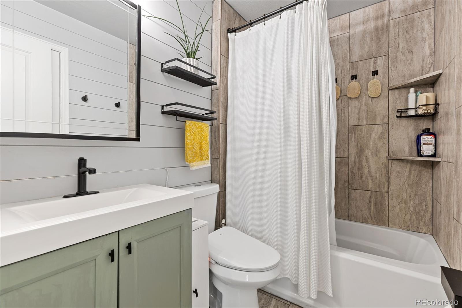 2607 W 100th Place