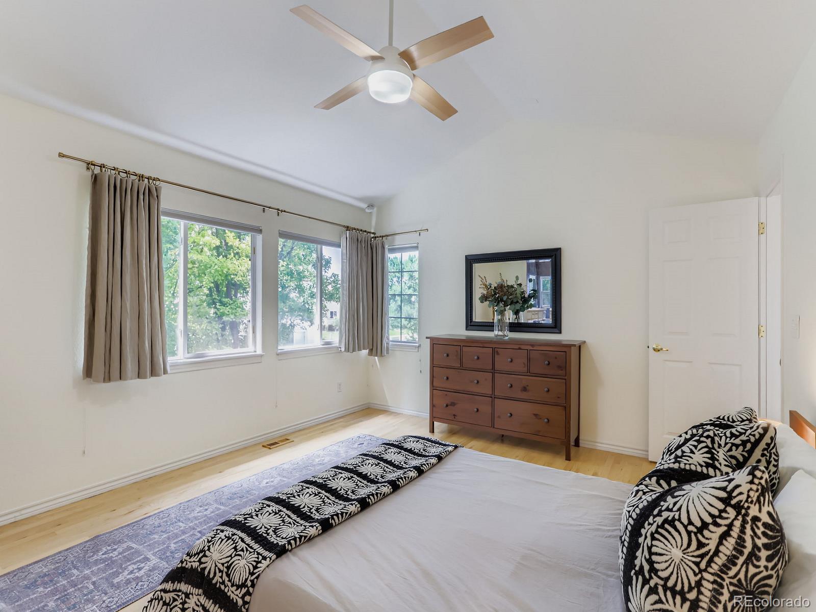 4033 Hawthorne Circle