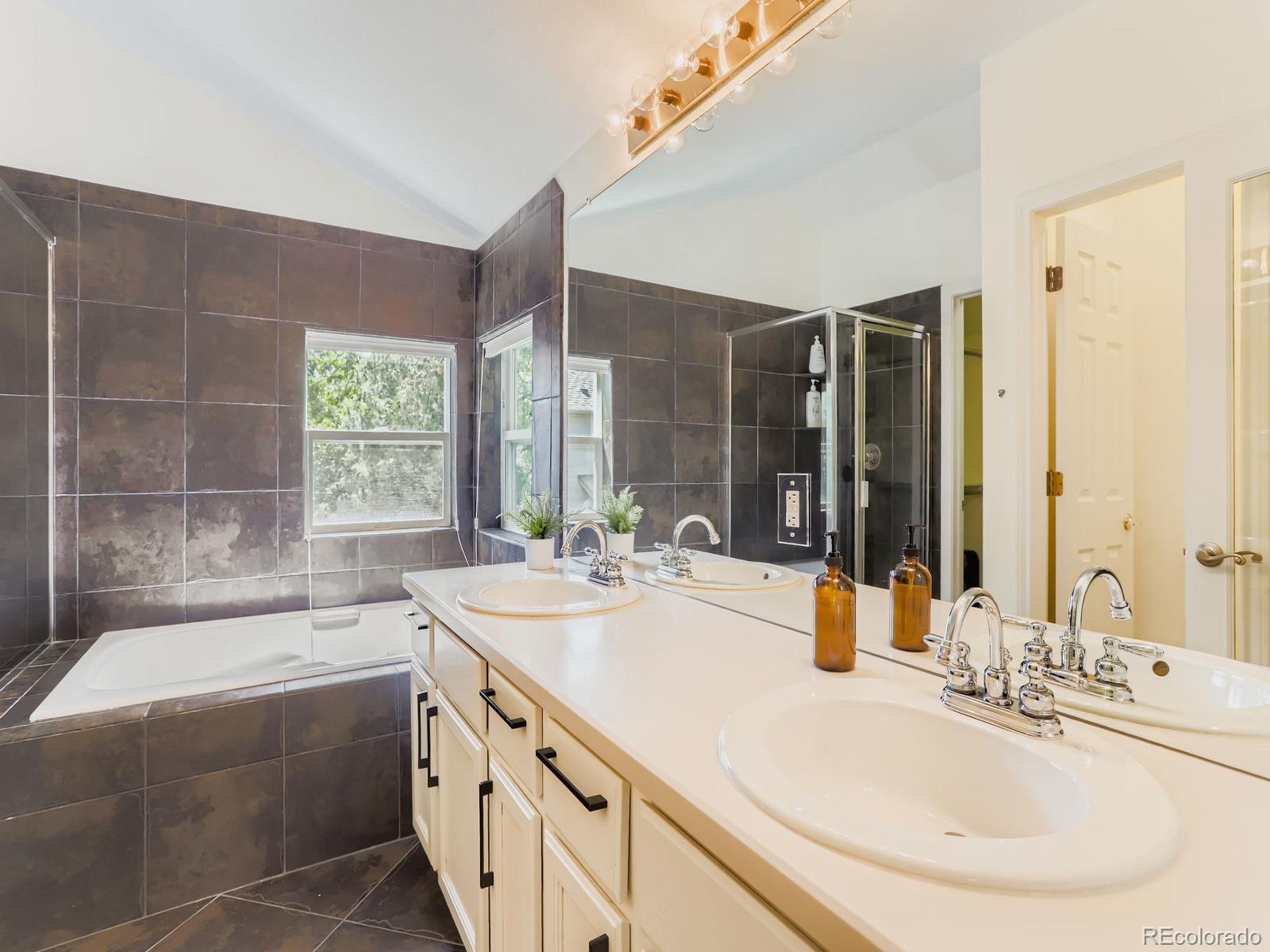 4033 Hawthorne Circle