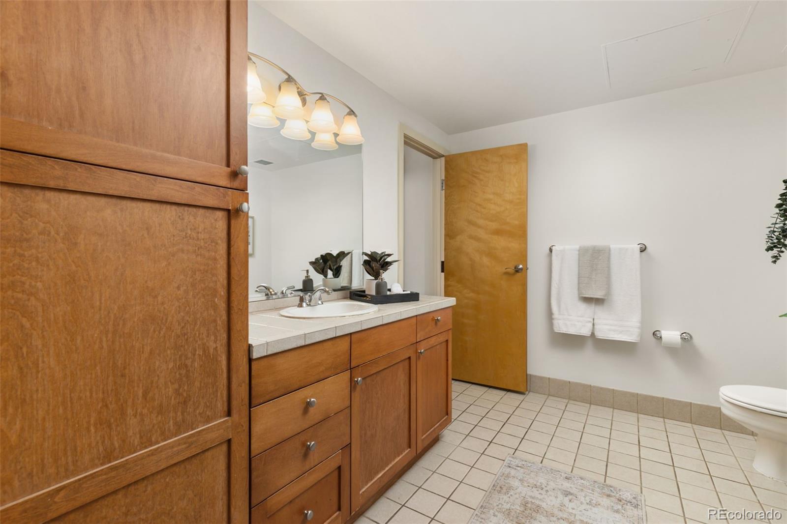 1800 Lawrence Street Unit: 408