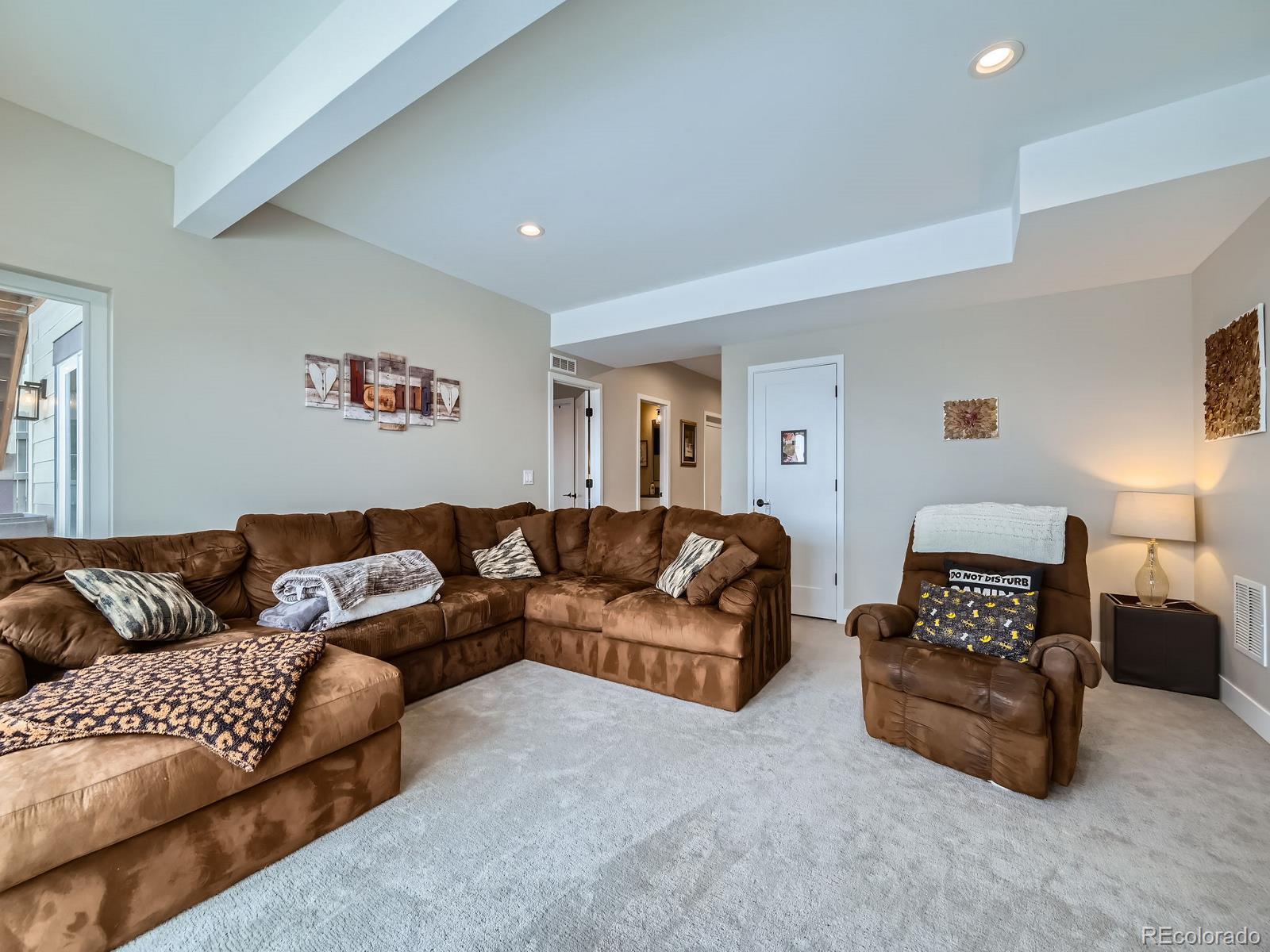 938 Larkspur Lane