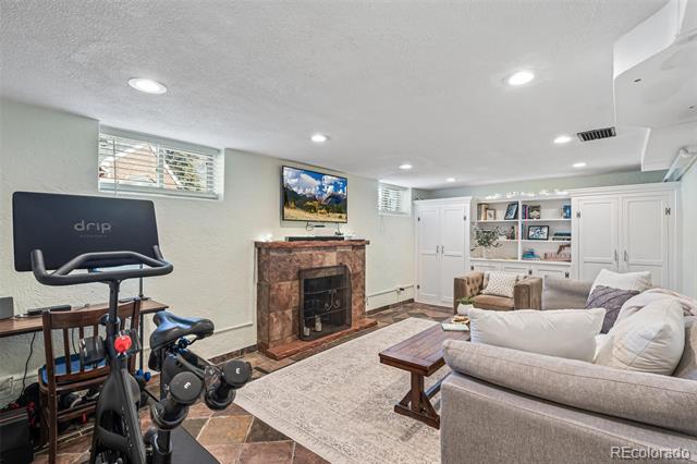725 Dahlia Street