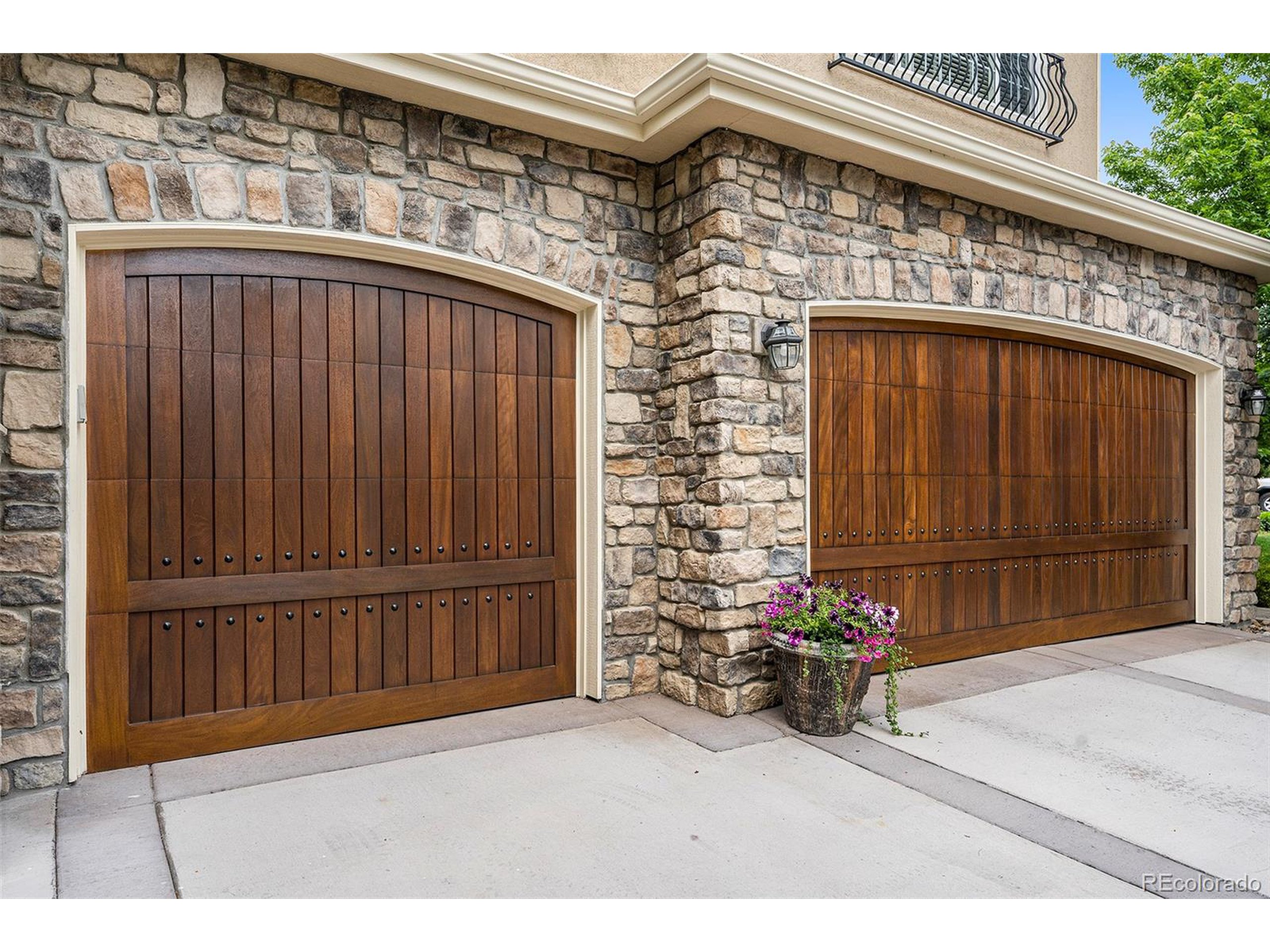 3822 Broadmoor Loop