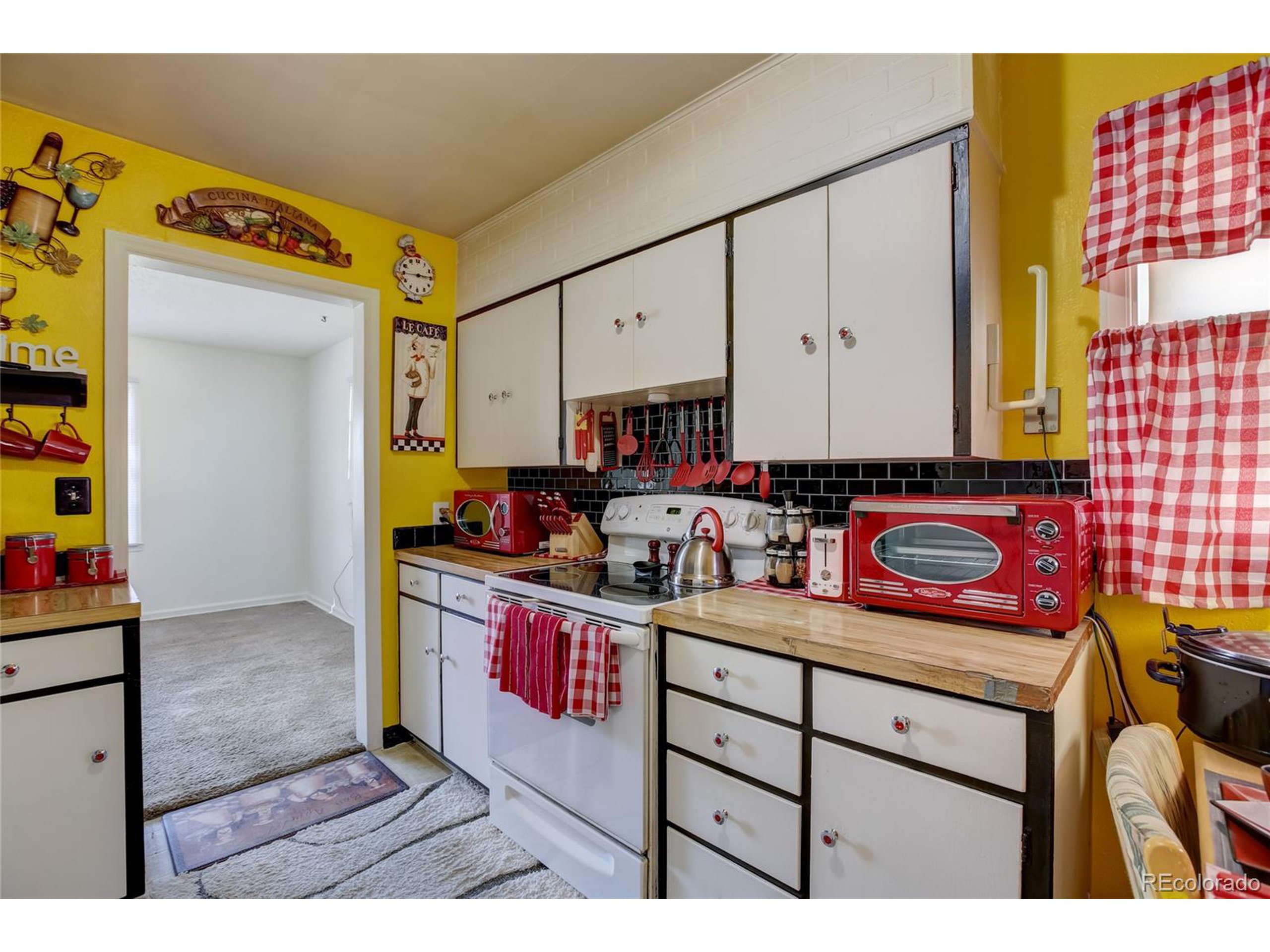 2443 Mountain View Dr