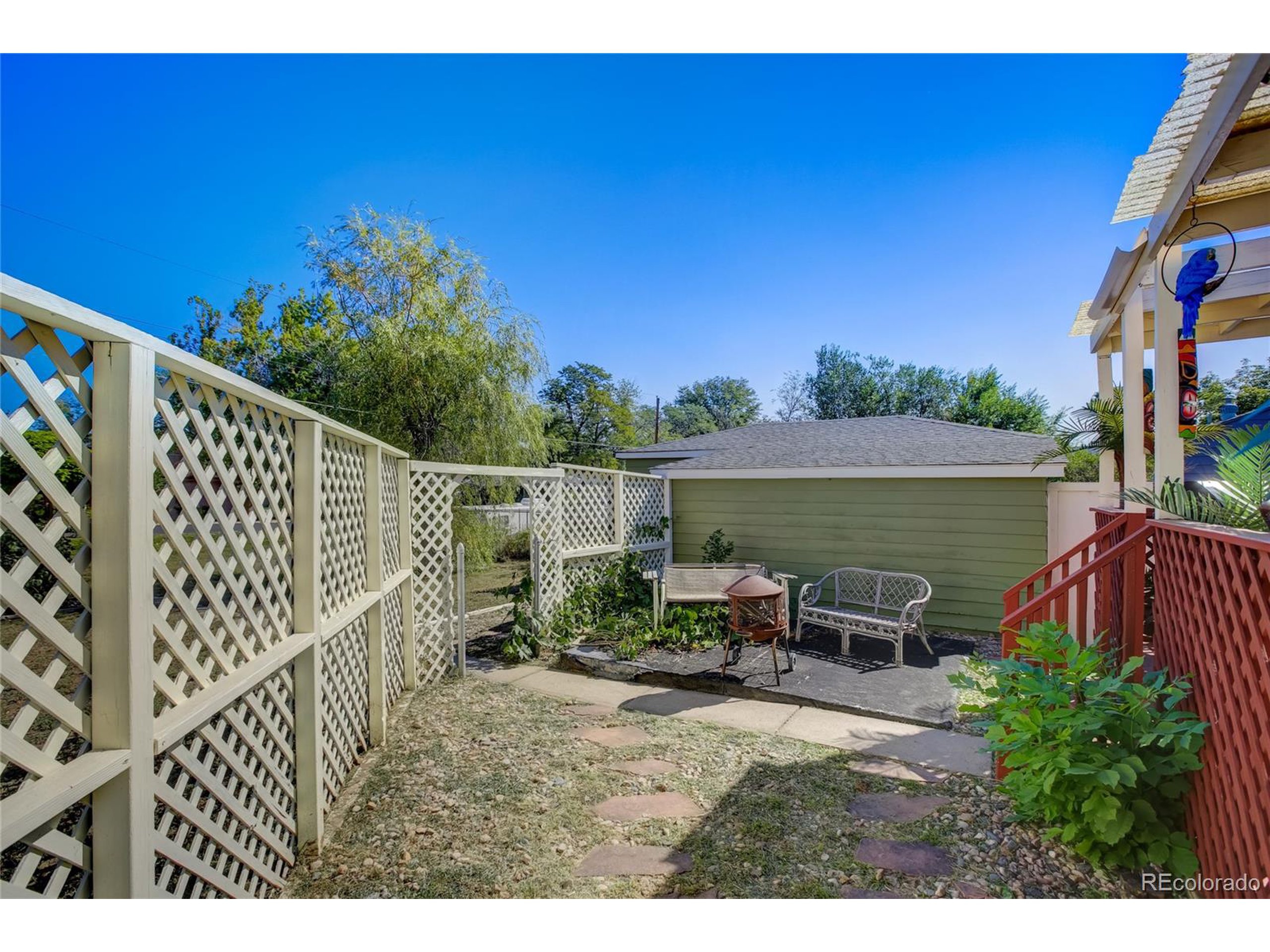 2443 Mountain View Dr