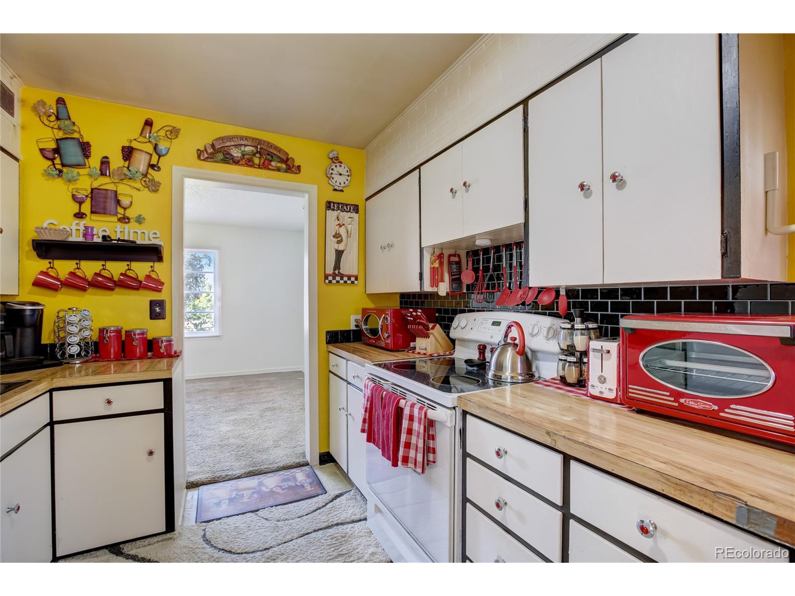 2443 Mountain View Dr