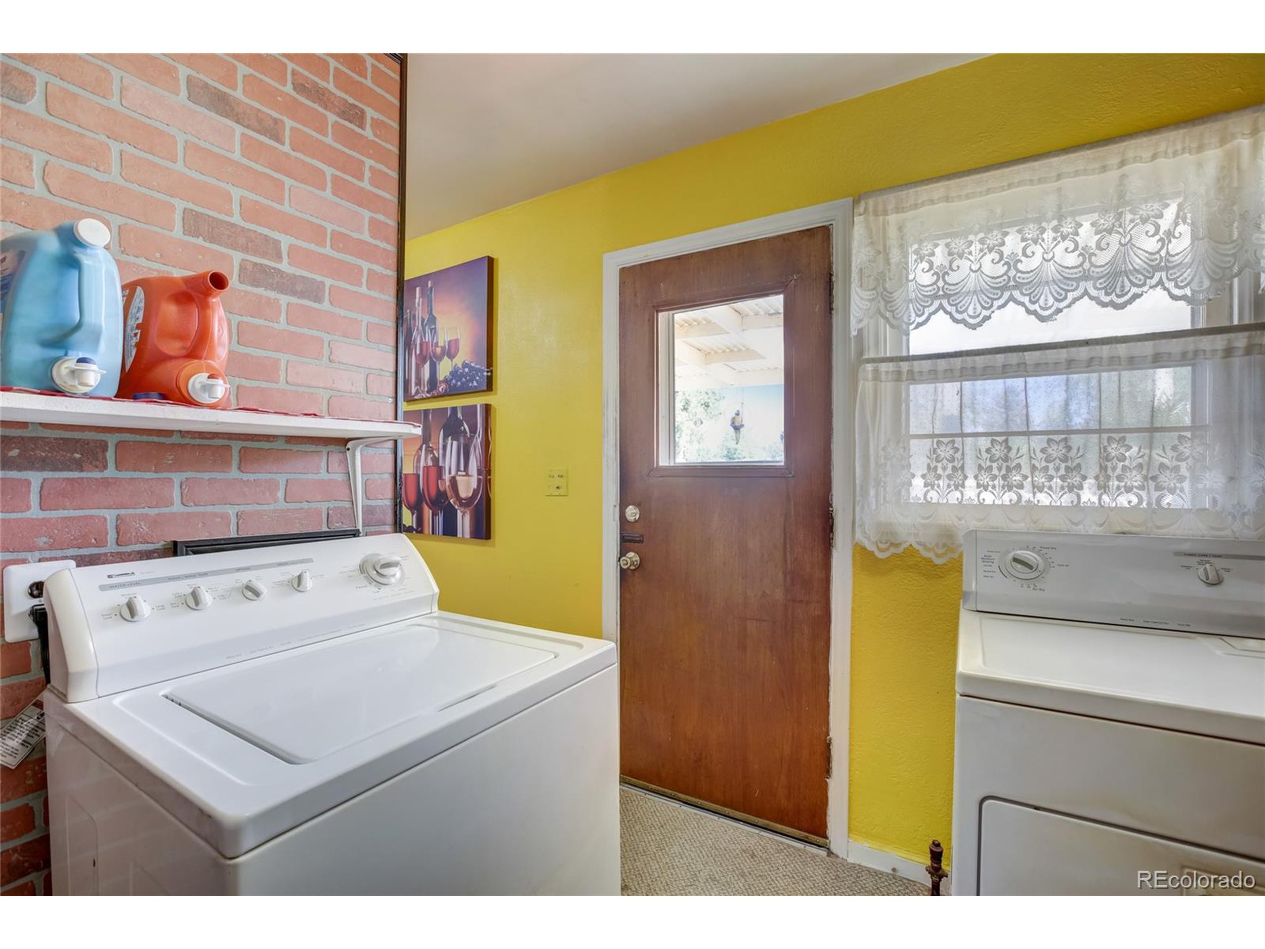 2443 Mountain View Dr