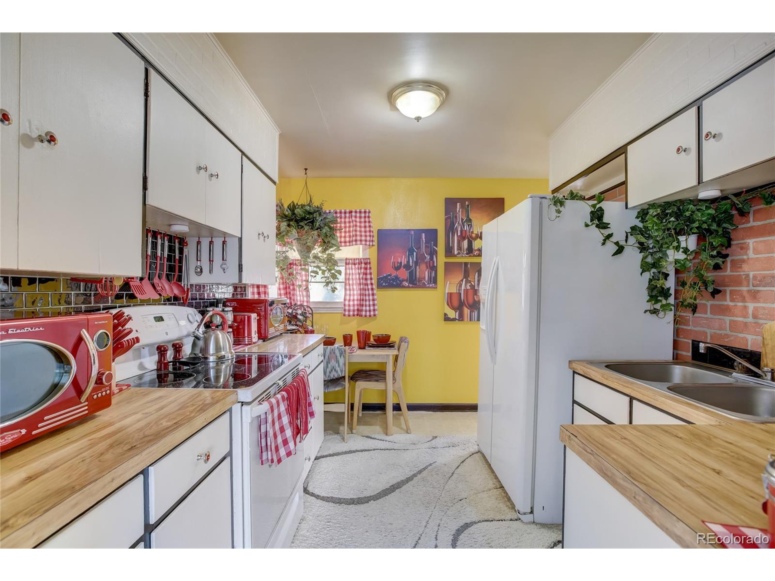 2443 Mountain View Dr