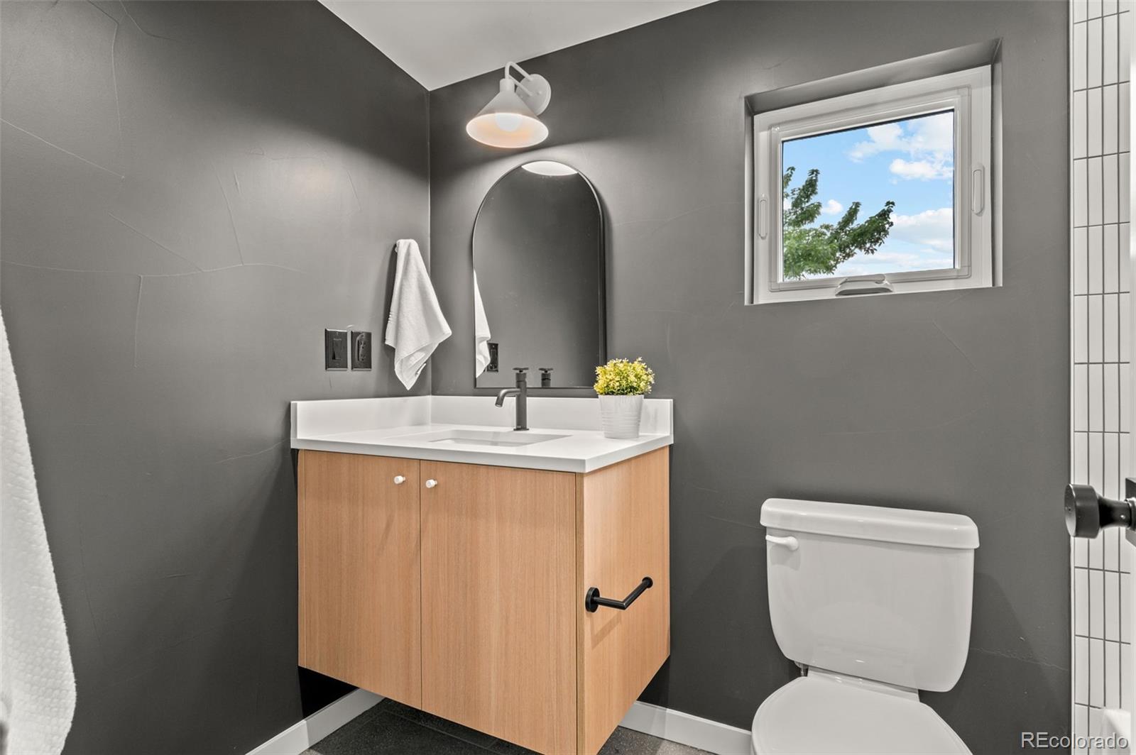 2124 S Cherokee Street