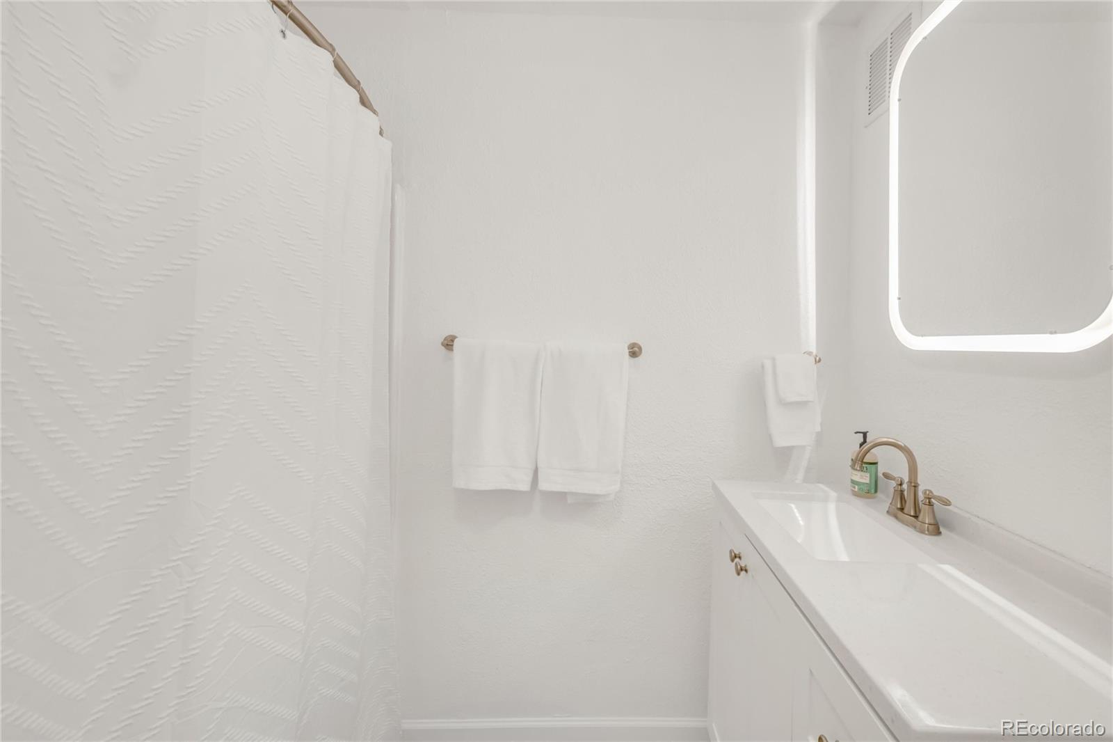 2960 N Steele Street