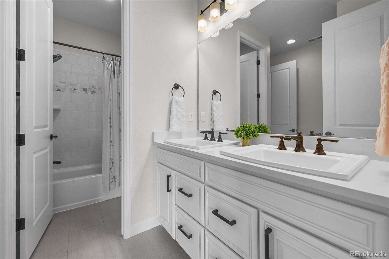 5625 Heritage Oak Drive