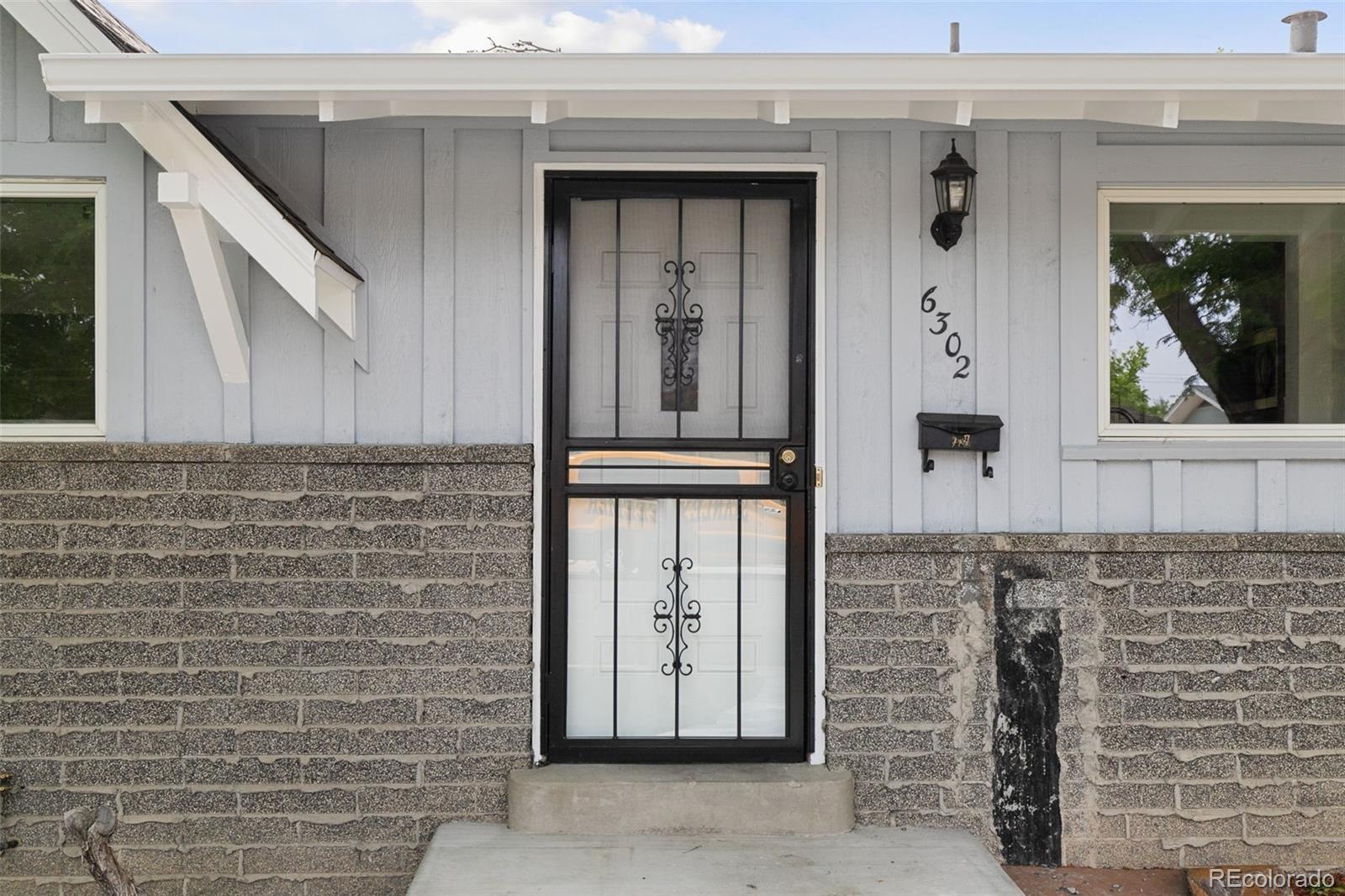 6302 W 61st Place