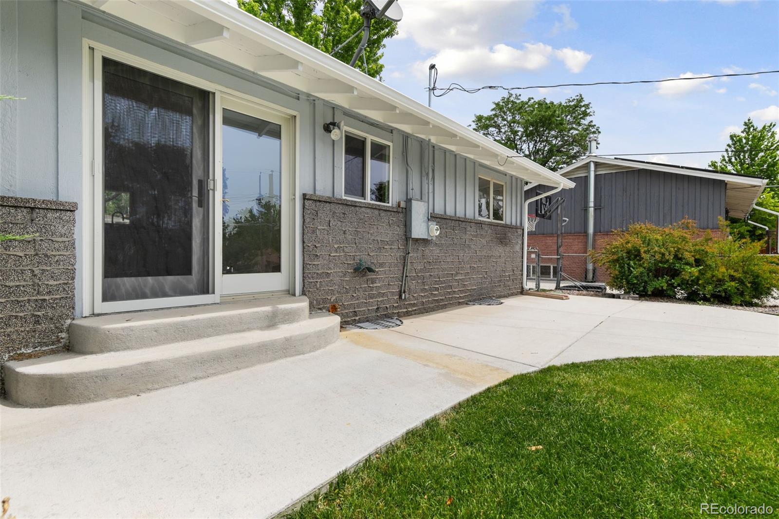 6302 W 61st Place