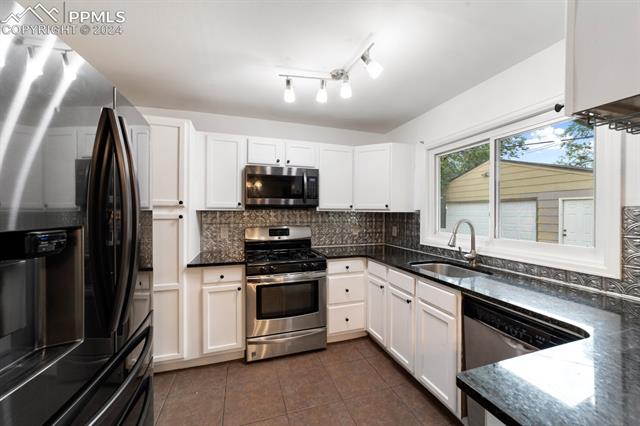 516 Acoma Drive