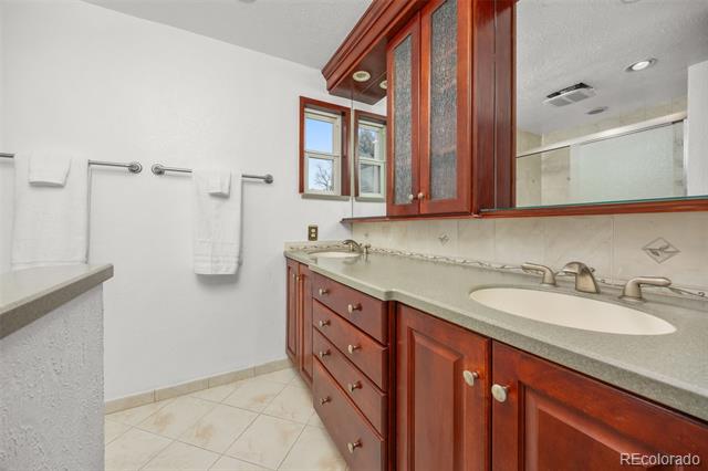 8037 Iris Court