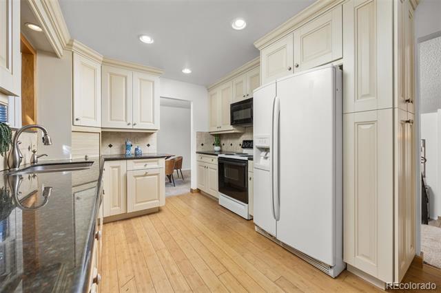 8037 Iris Court