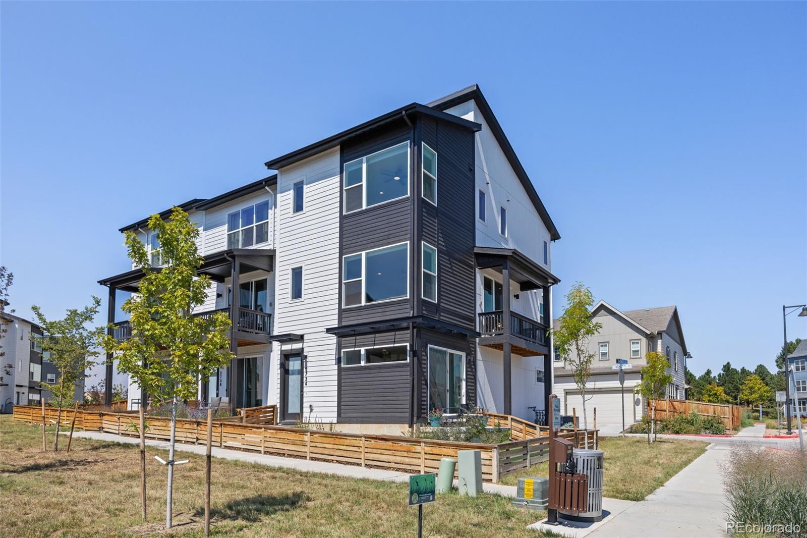 2734 W 167th Place