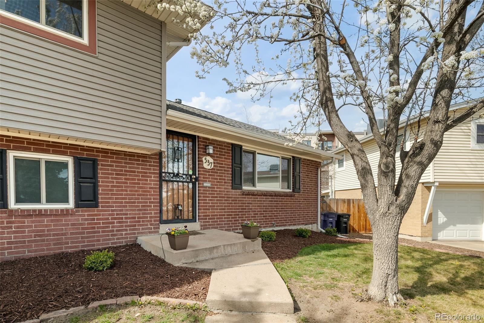 537 S Grape Street