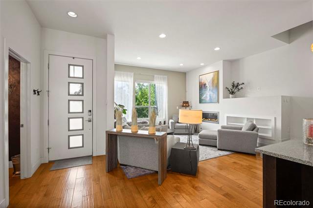 5050 Valentia Street Unit: 101