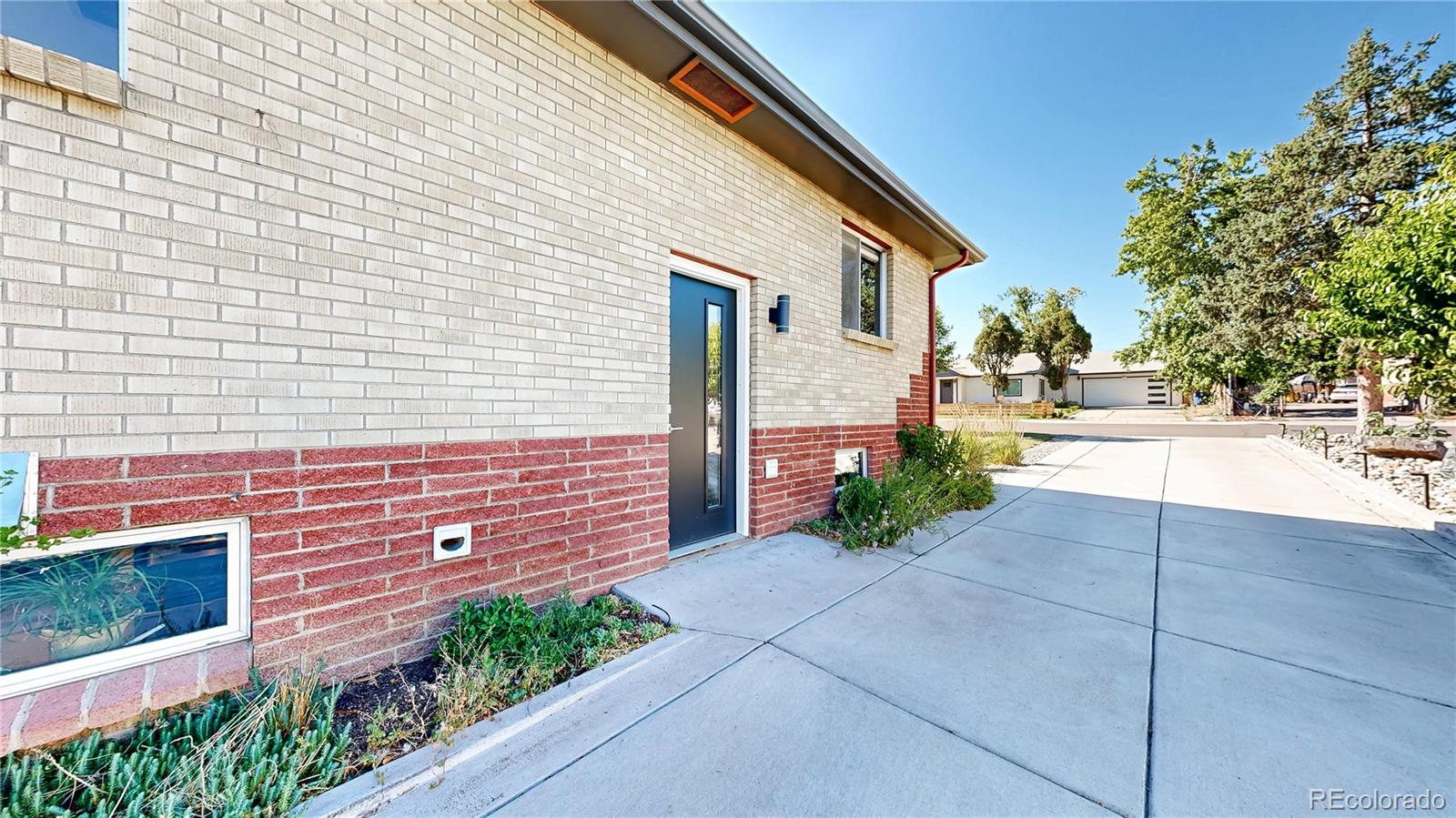 2221 W Moffat Place