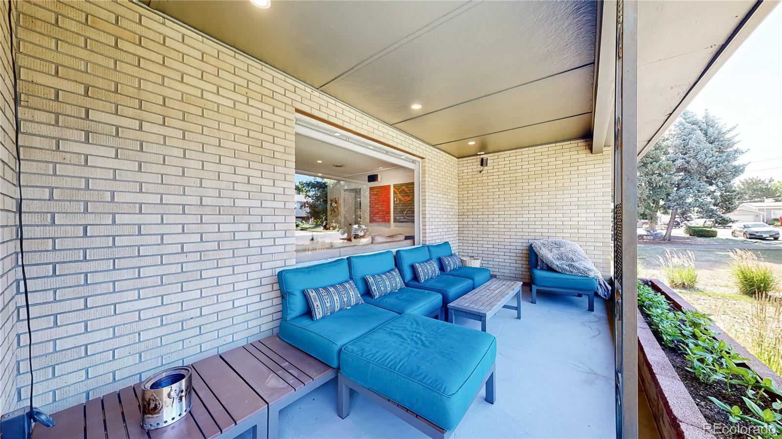 2221 W Moffat Place
