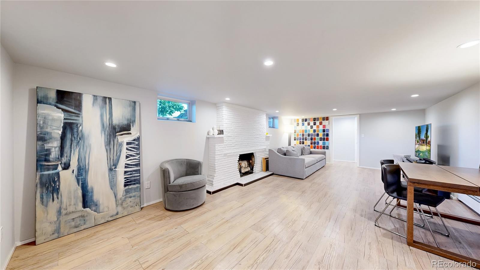 2221 W Moffat Place