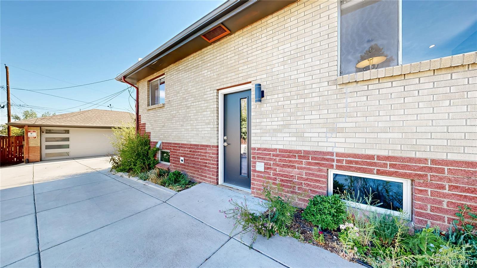 2221 W Moffat Place