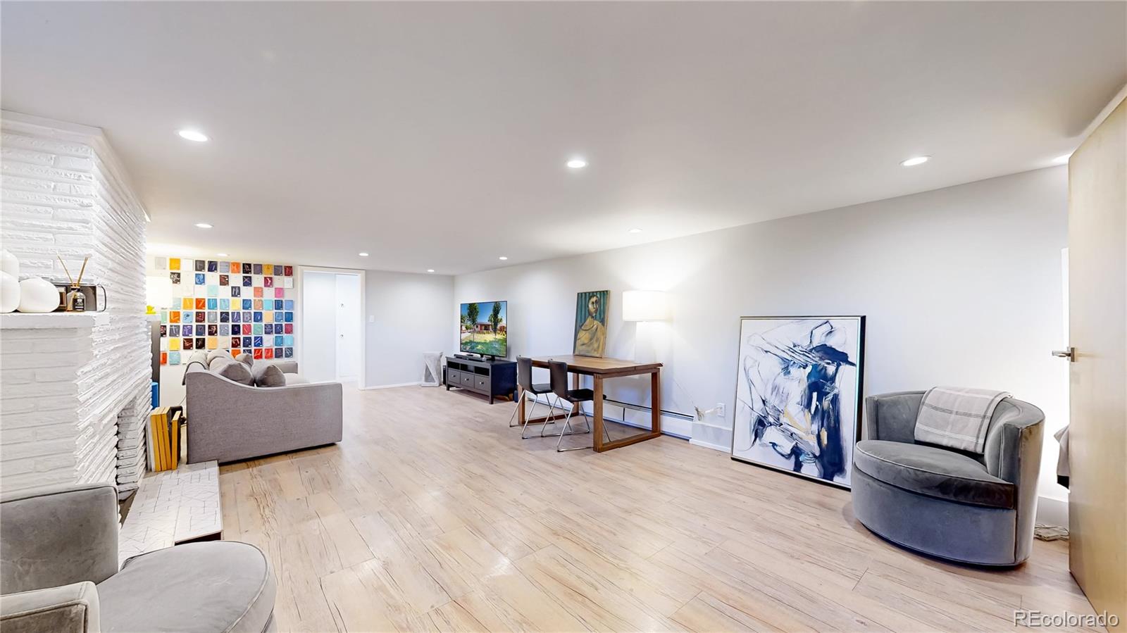 2221 W Moffat Place
