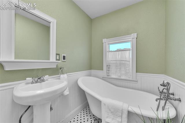 319 N Institute Street