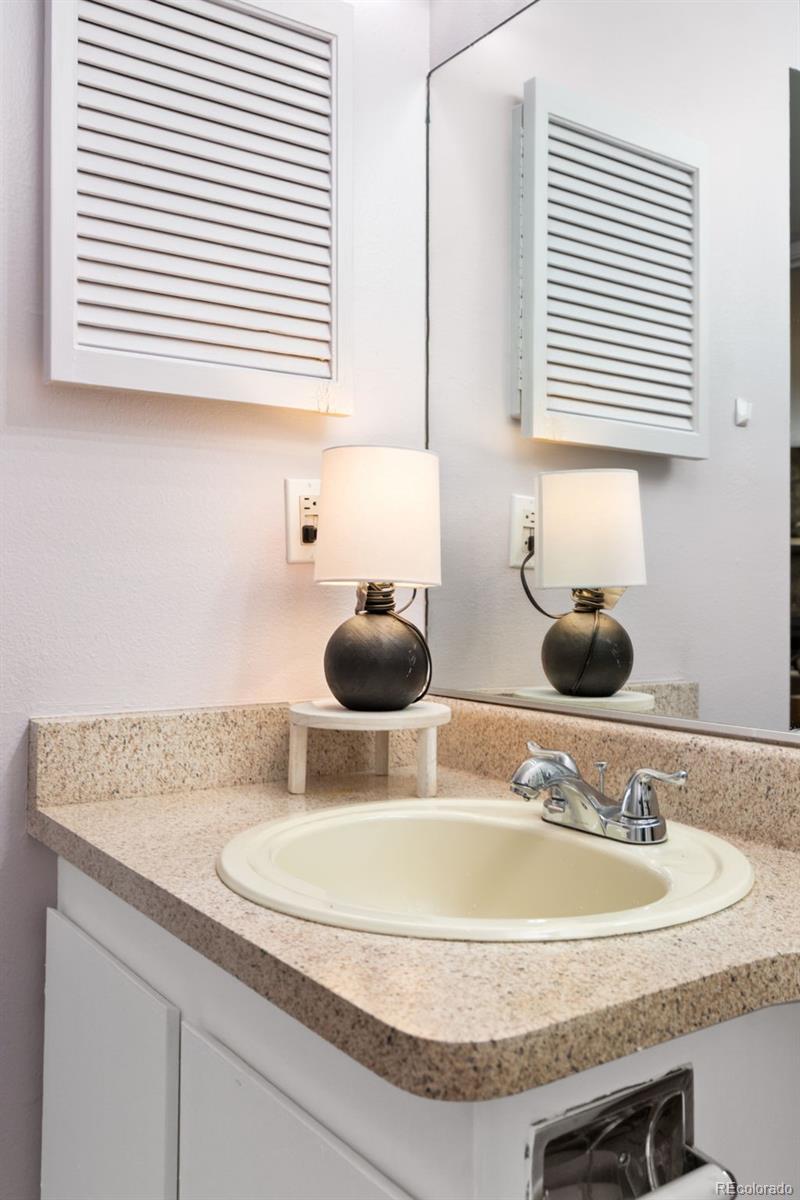 940 S Walden Way Unit: 201