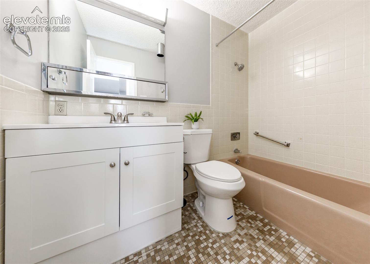 411 Lakewood Circle Unit: A1106