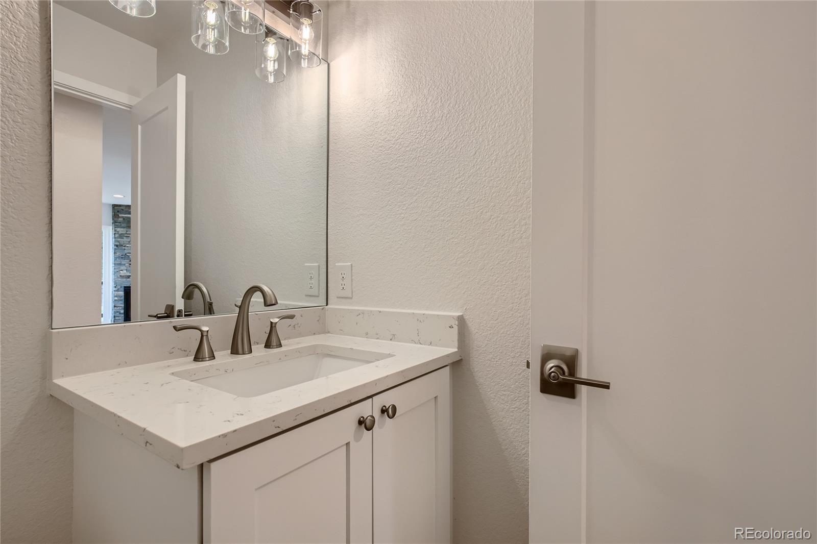 8652 W 49th Place