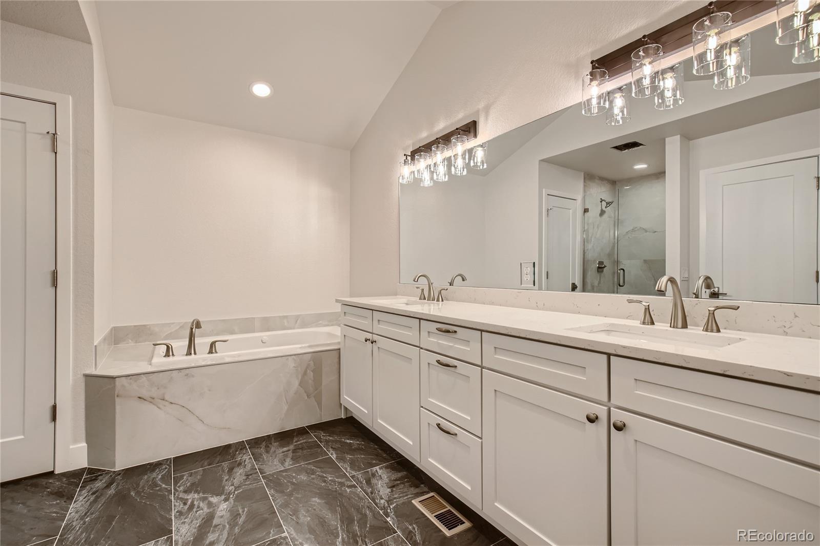 8652 W 49th Place