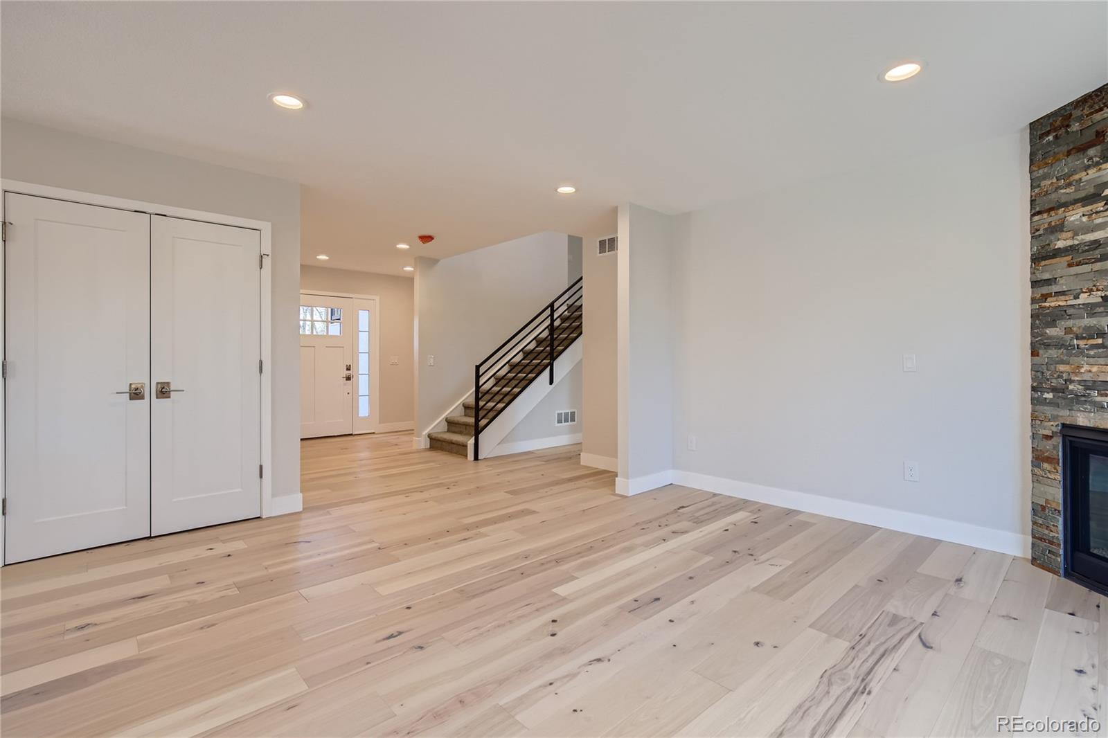 8652 W 49th Place