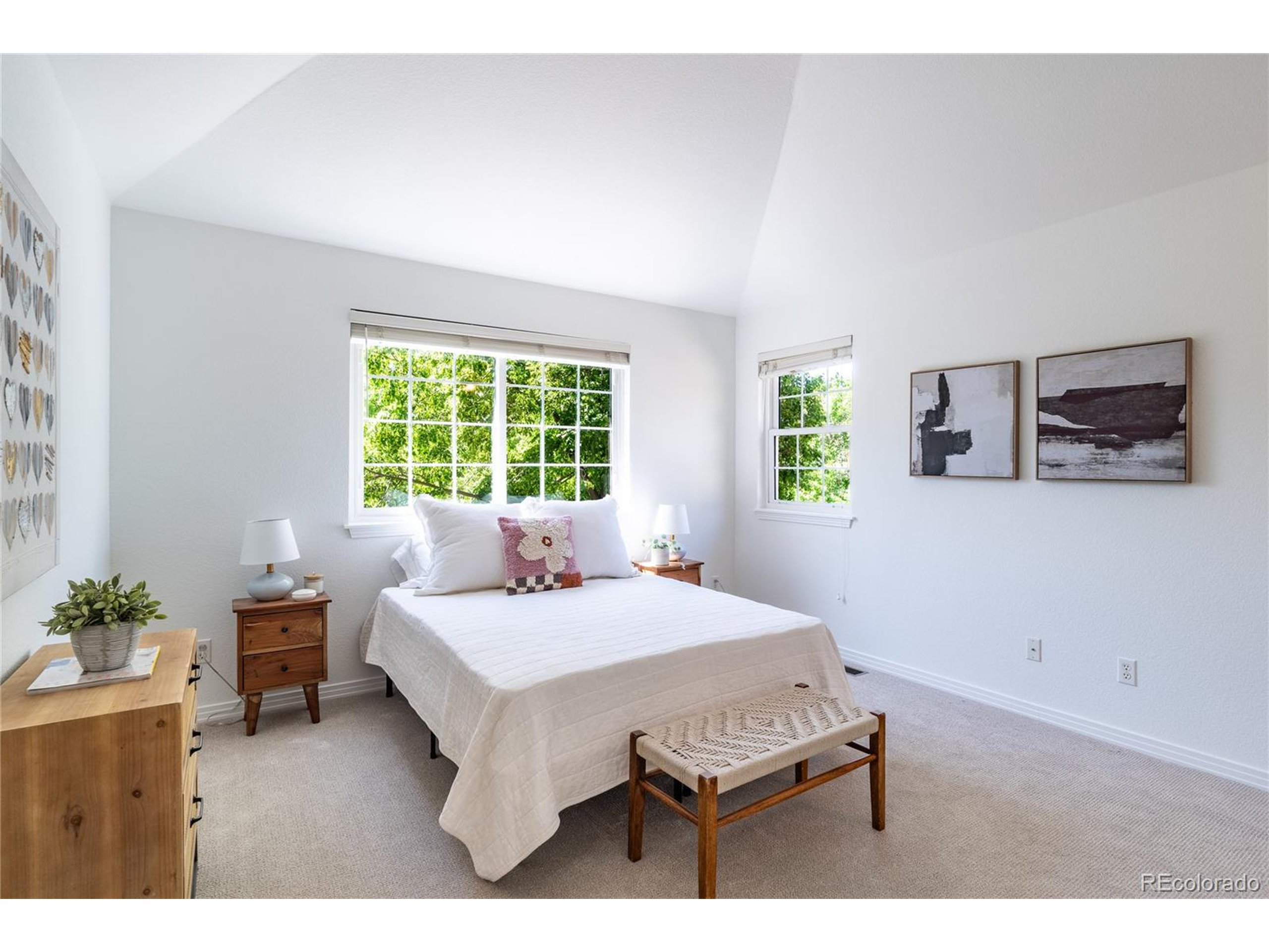 211 Rockview Dr