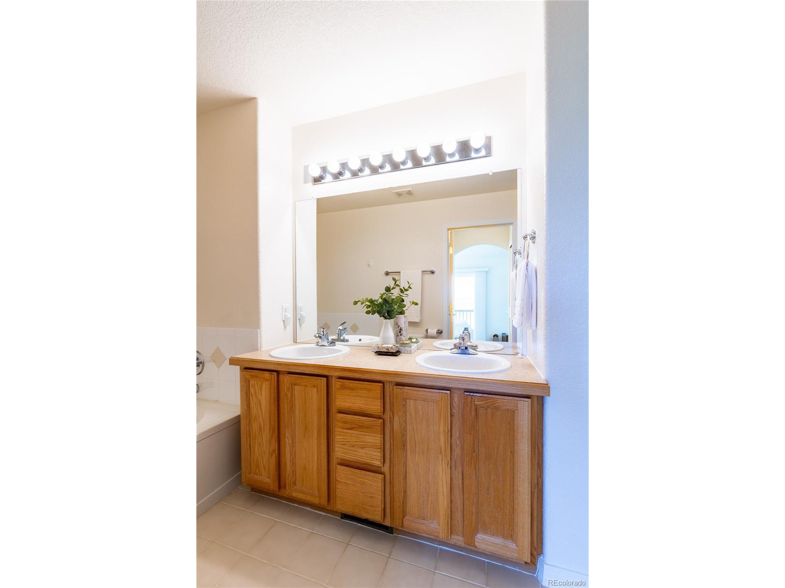 211 Rockview Dr