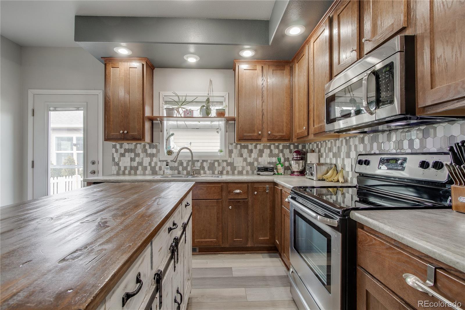 6190 Bluestem Green
