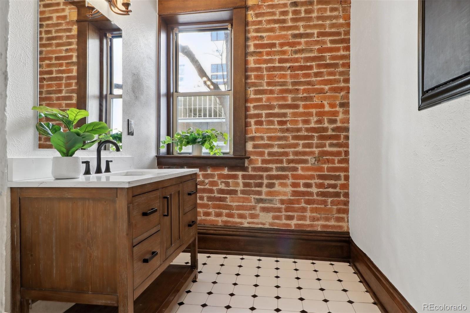 1210 E Colfax Avenue Unit: 203
