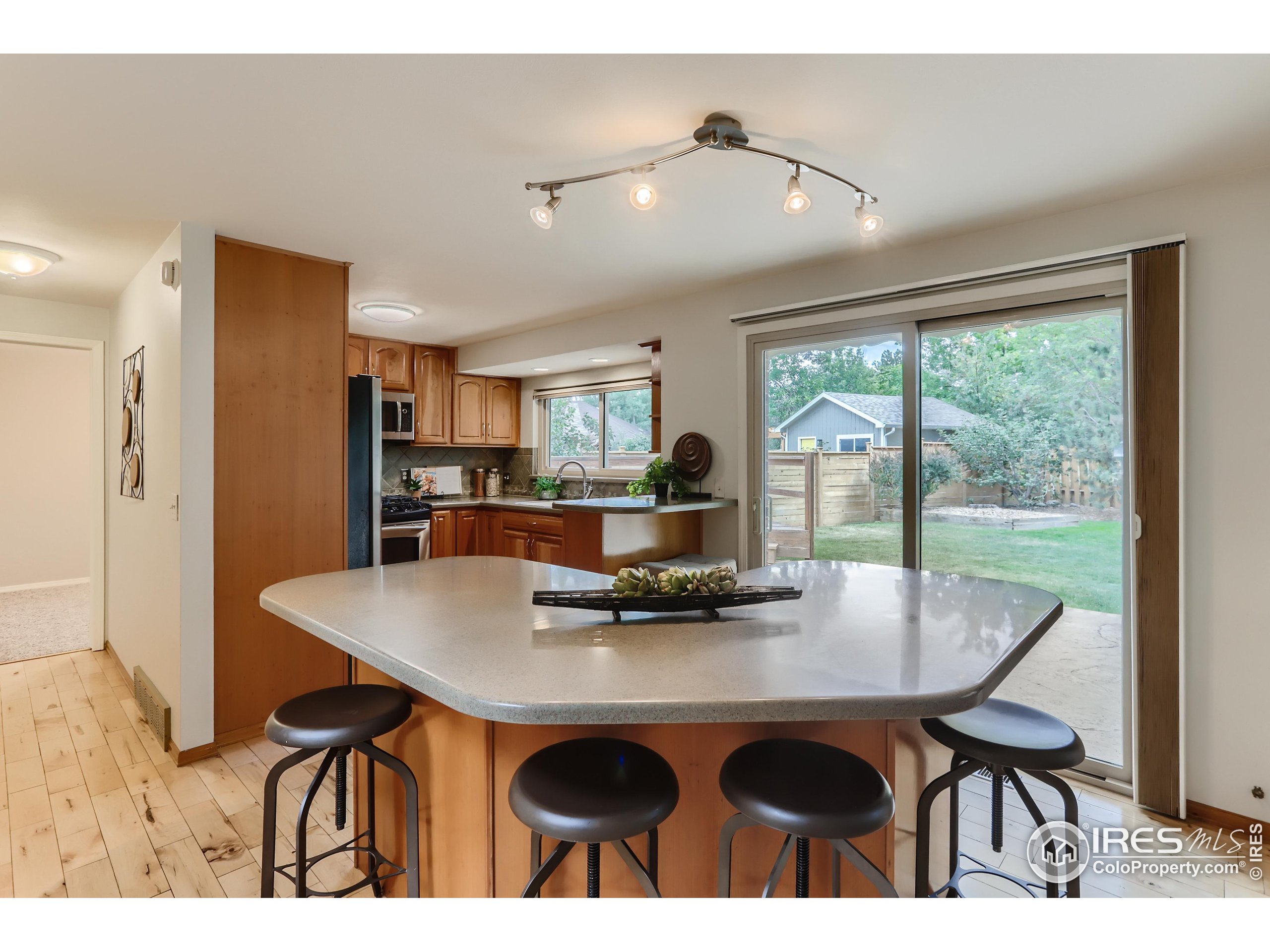 3555 Lakeshore Dr