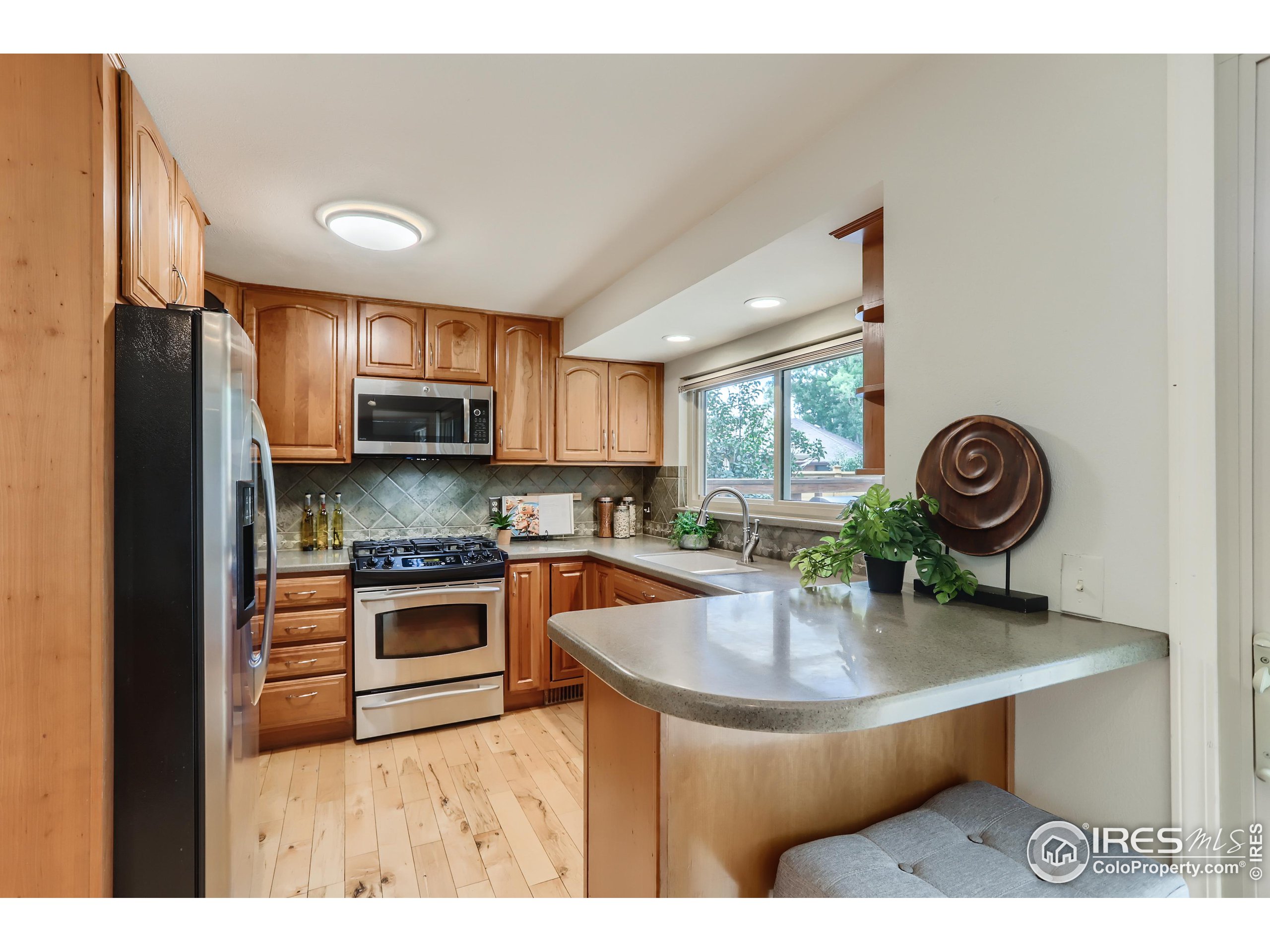 3555 Lakeshore Dr