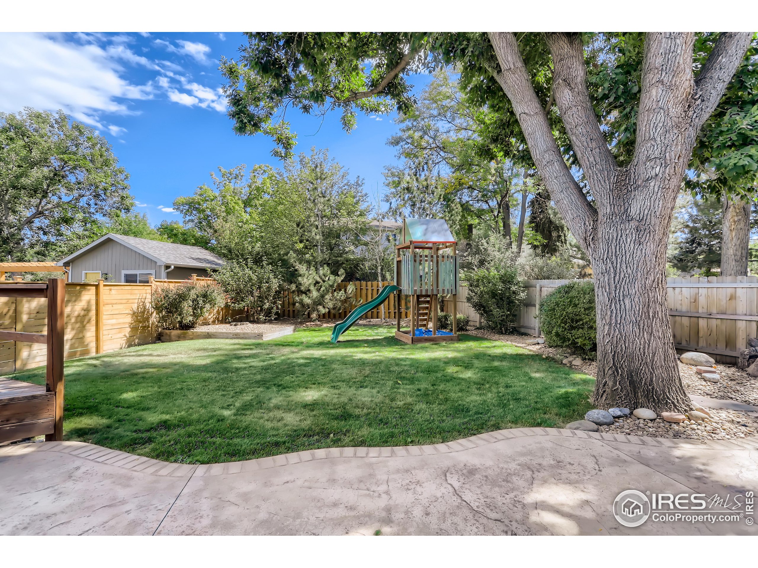 3555 Lakeshore Dr