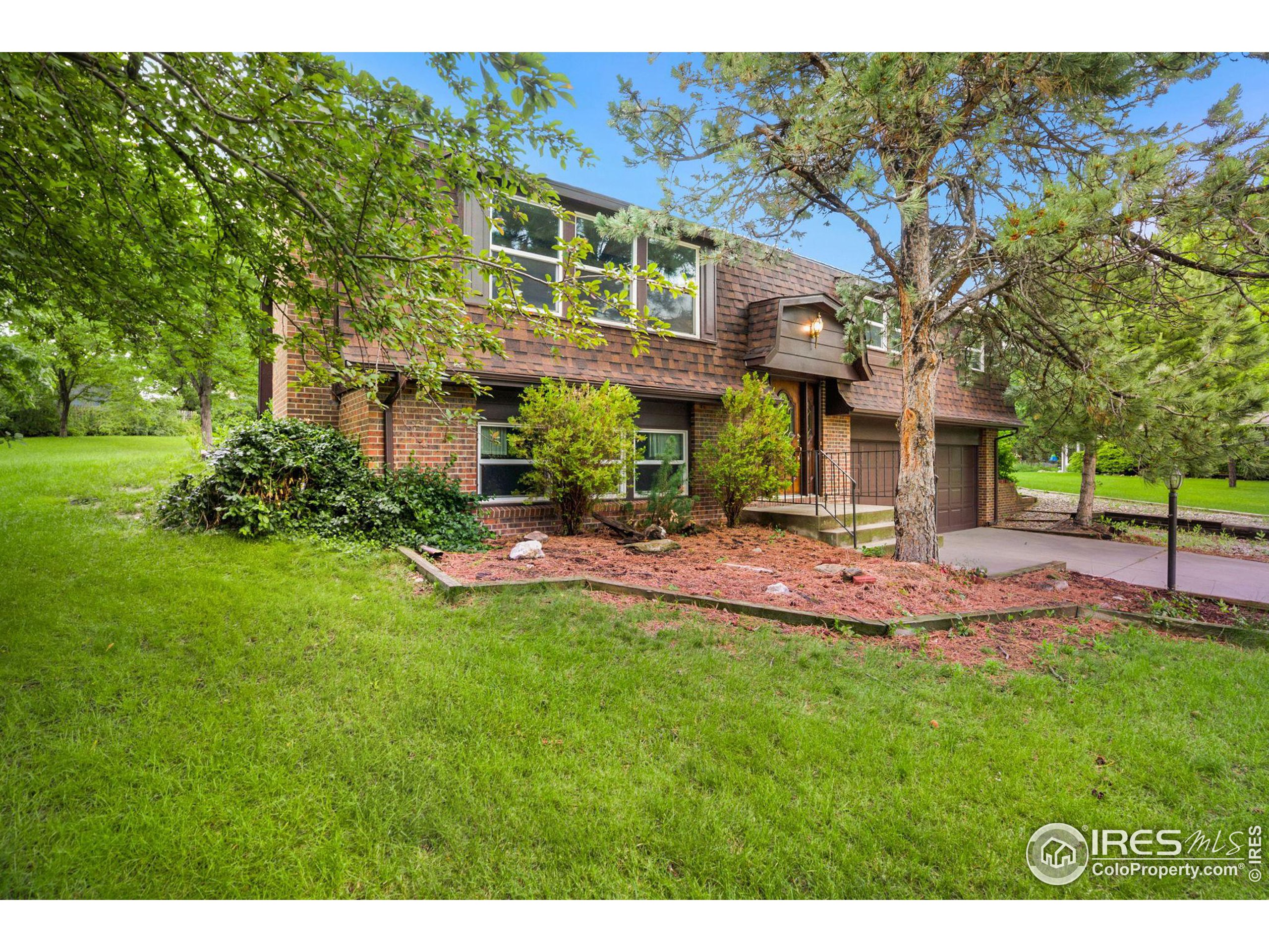 1562 Caddoa Dr